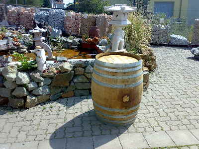Teichdekoration Weinfass
